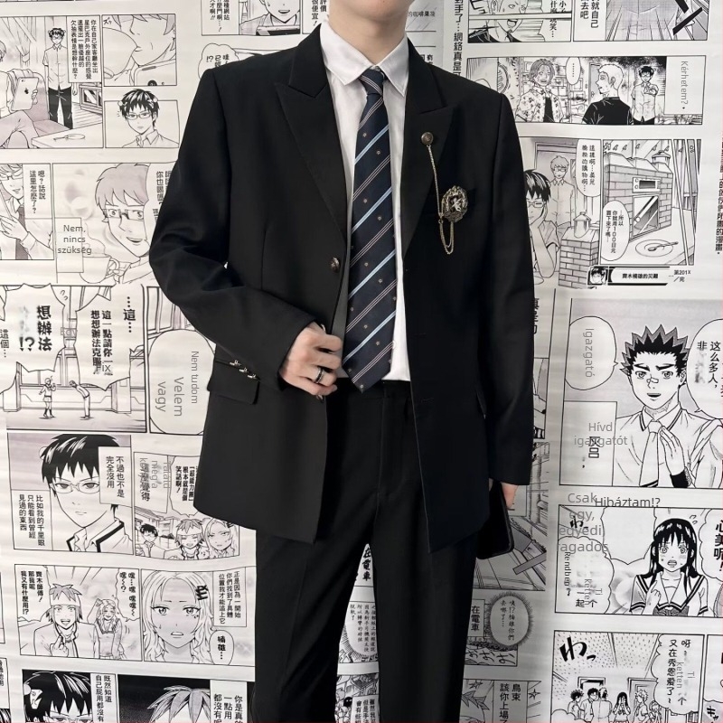 DK stílusú egyenruhás kosztüm diákoknak — elülső háromgombos placket; poliészter anyag; kémiai rostok keveréke; testhezálló szabás; tavasz 2025