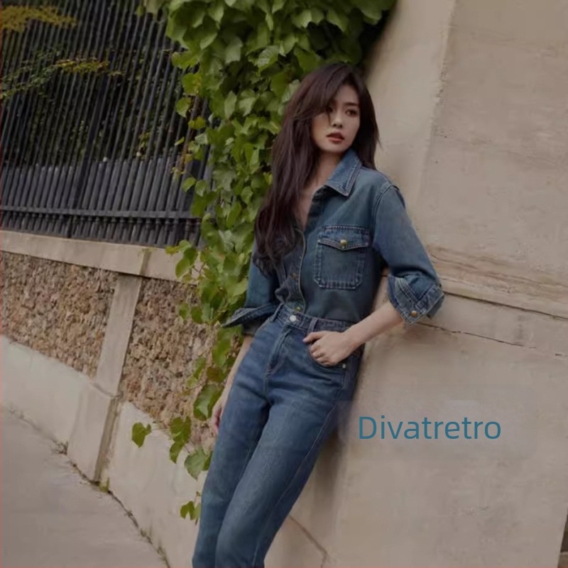 Női denim ing — Normál denim, hosszú ujjú, félnyitott gallér, zárás egy sor gombbal és több csattal, standard hossz