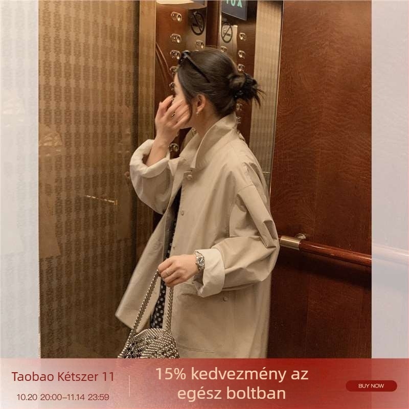 Női rövid kabát pamut-keverék anyagból, laza szabás, A-vonalú, középhosszú (65–80 cm), polo gallér, ujjatlan, szövött.
