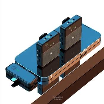 Lavalier mikrofon, omnidirekcionális, beépített akkumulátor 100–300 mAh, frekvenciasáv 20 Hz–20 kHz, SNR ≥70 dB