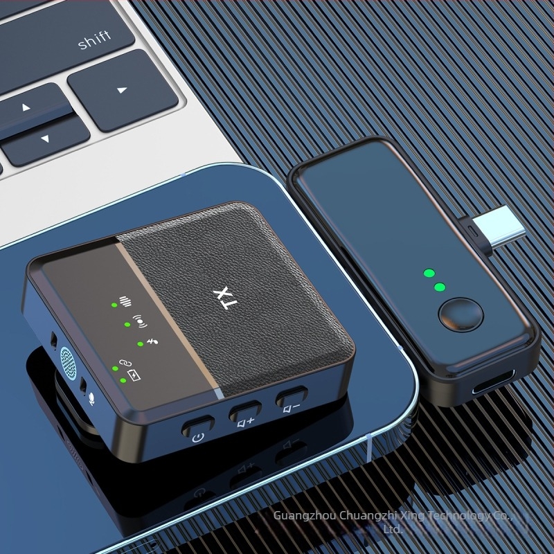 Lavalier mikrofon, omnidirekcionális, beépített akkumulátor 100–300 mAh, frekvenciasáv 20 Hz–20 kHz, SNR ≥70 dB