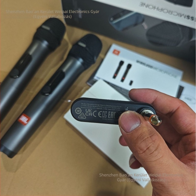 Vezeték nélküli lavalier mikrofonrendszer Bluetooth 5.3-mal, 100 Hz–20 kHz, SNR ≥70 dB, üzemidő 6–8 óra