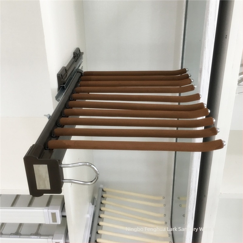 Oldalsó nadrágtartó polc a gardróbban, modell JH-128; anyagok: műanyag, alumínium ötvözet, szénacél; elektroplattázás; stílus: modern minimalistista; márka: Lucky