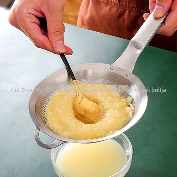 Sűrű hálós szűrőkanál, 304 rozsdamentes acélból; szójatej, gyümölcslé, liszt átszitálására, dumplings és noodles; testreszabható; logóval ellátva.