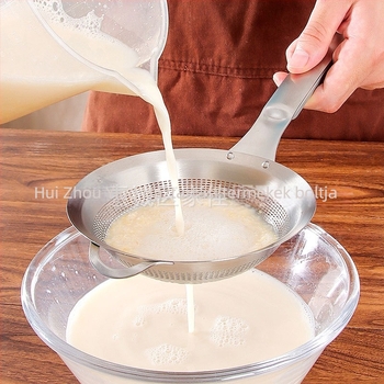 Sűrű hálós szűrőkanál, 304 rozsdamentes acélból; szójatej, gyümölcslé, liszt átszitálására, dumplings és noodles; testreszabható; logóval ellátva.