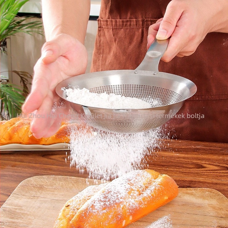 Sűrű hálós szűrőkanál, 304 rozsdamentes acélból; szójatej, gyümölcslé, liszt átszitálására, dumplings és noodles; testreszabható; logóval ellátva.