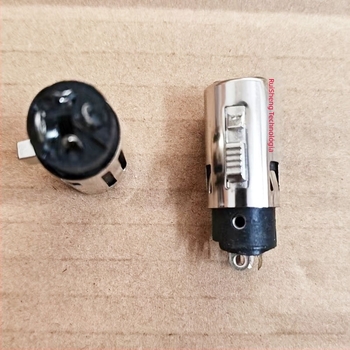 3‑pin XLR női mikrofonfej burkolat nélkül; frekvenciaátvitel 100 Hz–20 kHz; SNR ≥ 100 dB; akkumulátor nélkül