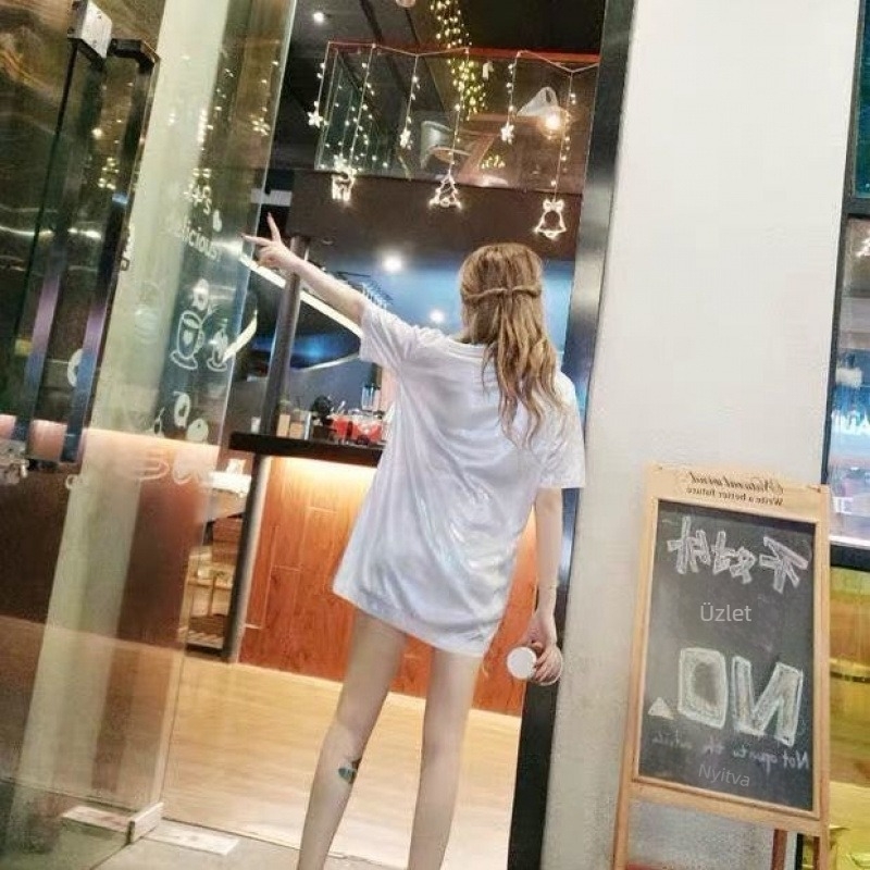 Színváltós, csillogó felületű rövid ujjú póló, laza szabásban — Ice silk/viscose anyag, 95%+ összetevő, kerek nyakú