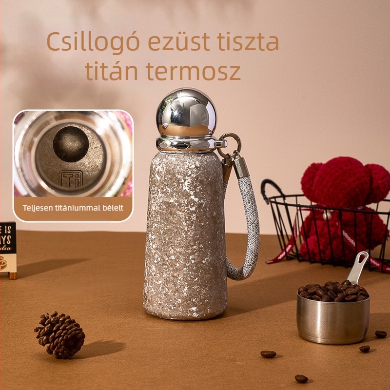 Tiszta titánból készült izolált pohár antibakteriális védelemmel, hőmérsékletzáró funkció, hordozó zsinórral, 6–12 órás szigetelés