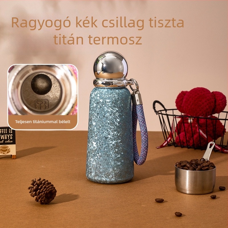 Tiszta titánból készült izolált pohár antibakteriális védelemmel, hőmérsékletzáró funkció, hordozó zsinórral, 6–12 órás szigetelés
