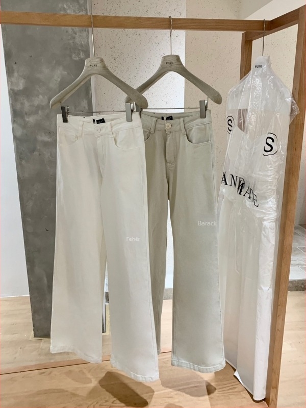 Női magas derekú egyenes szabású farmernadrág enyhén kiszélesedő szárú, denim, 95% pamut