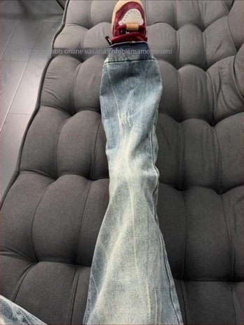 Férfi farmernadrág: lazán vágott, egyenes szabású denim felvillanó mintával, középmagas derék, cipzár, öt zseb, mosott vintage denim