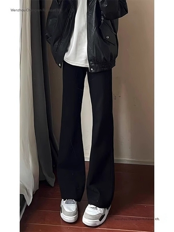 Férfiaknak magas derekú slim-fit farmer, enyhén bővülő szárú, elasztikus, fekete, egyenes szabású, tavasz–őszre