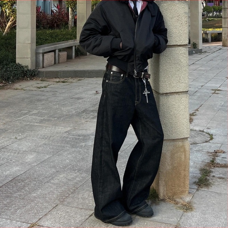 Férfi denimnadrág, micro flare szabás, középmagasságú derékrész, cipzáras zárás, öt zseb kialakítás
