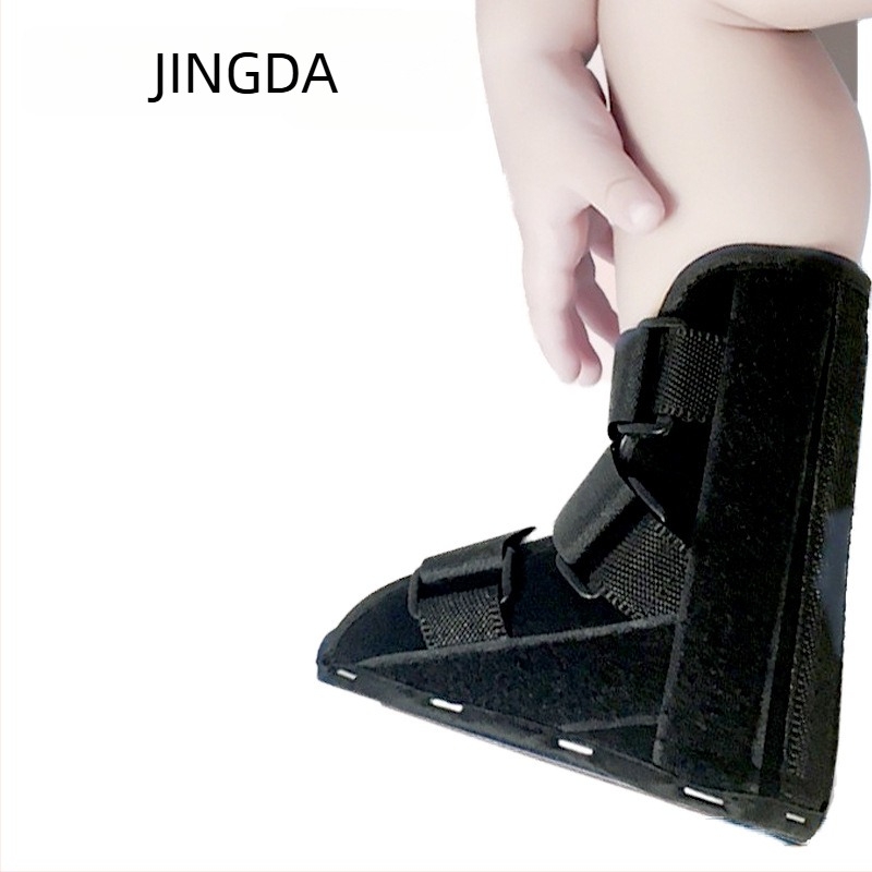 T-formájú talp‑támogató járócipő, járási segédcipő, rögzítő pántok a láb esésének és invertálásának korrigálására, ágynyugalmi rehabilitációs ortézis