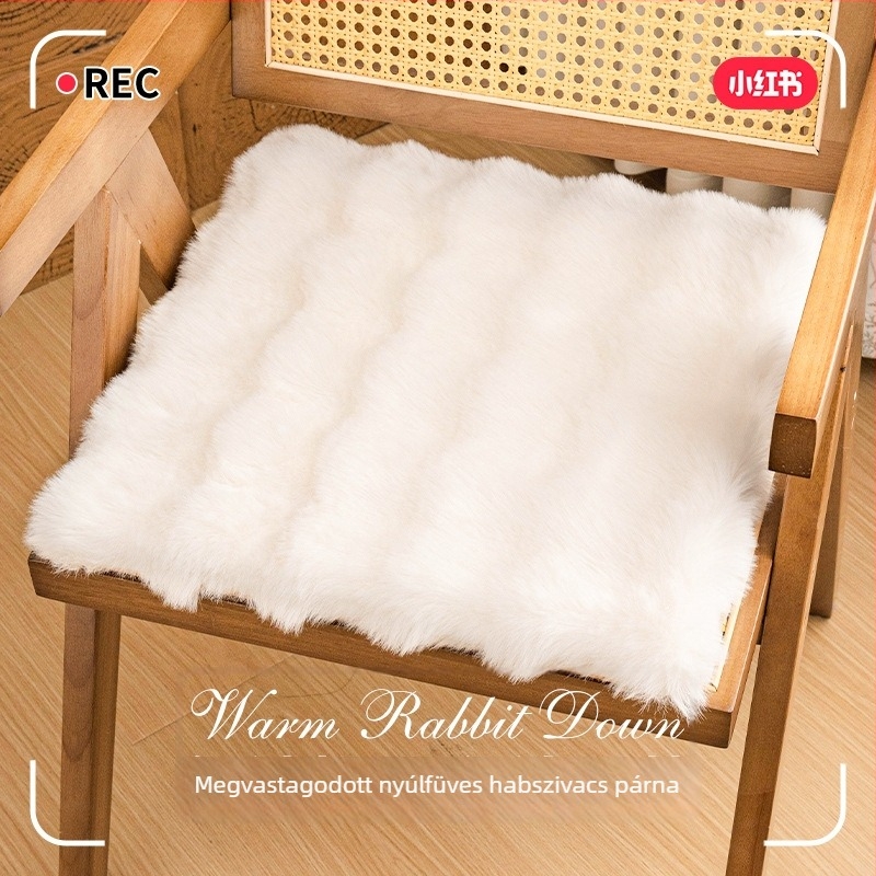 Ülés párna — Műnyúlszőr; Töltet: szivacs; Minimalista stílus; Nappaliba, hálószobába, dolgozószobába, irodába és étkezőbe; Téli kiadás 2025