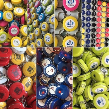 német mini kulcstartó mérőszalag, automatikusan visszahúzódó rugalmas szalag ruházathoz, ajándék logónyomással, három körméretet mér (mellkas, derék, csípő)