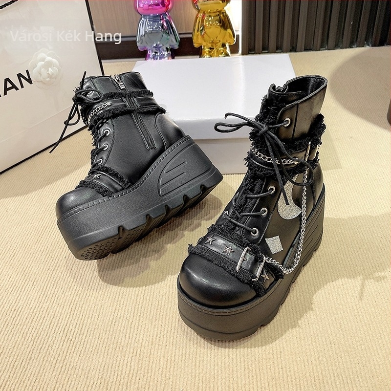 Női punk bakancs platformos szegecsekkel, kerek orr, 6–8 cm-es klinikussal, oldalsó cipzár
