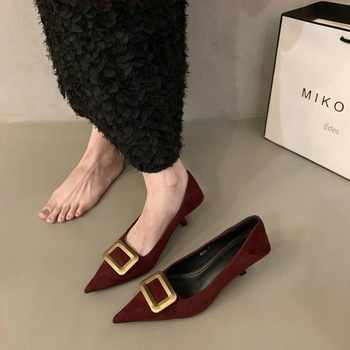 Női macskasarkú magassarkú cipő velúr felsőrésszel, fémdíszítéssel, slip-on