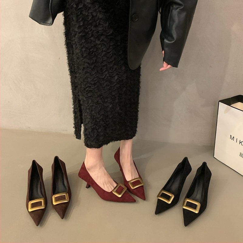 Női macskasarkú magassarkú cipő velúr felsőrésszel, fémdíszítéssel, slip-on