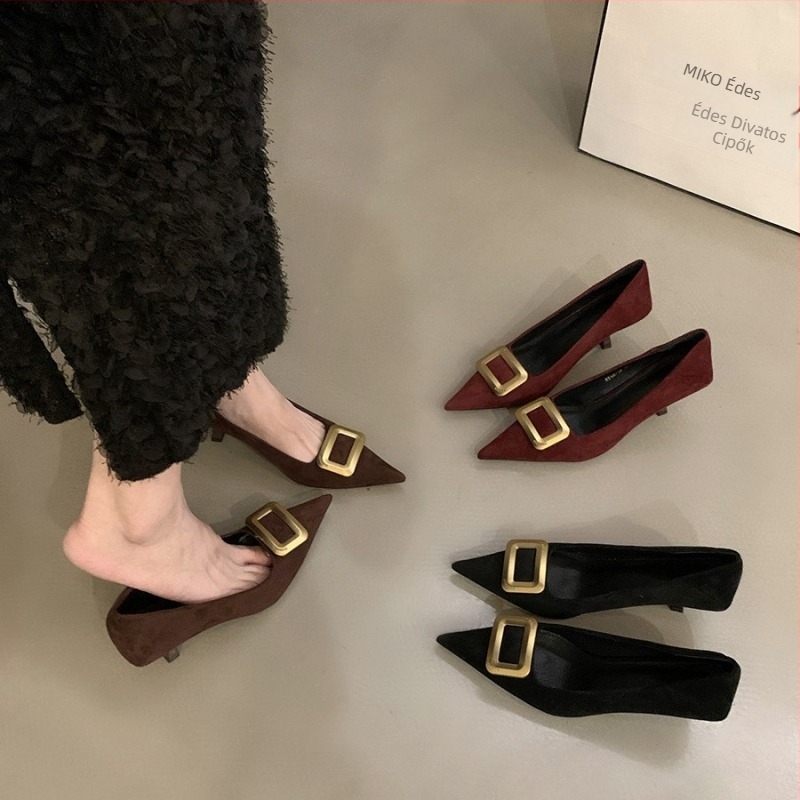Női macskasarkú magassarkú cipő velúr felsőrésszel, fémdíszítéssel, slip-on