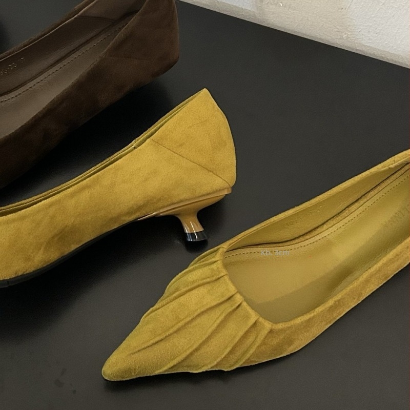 Velúr felsőrészű magassarkú cipő, hegyes orr, macska sarka, gumírozott talp, 3–6 cm sarokmagasság