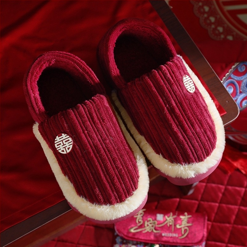 Uniszex béléses beltéri papucs vastag PVC talppal, velúr felsőrésszel, hátsó sarkantyúval; meleg, csúszásmentes, kopásálló; téli–őszi–tavaszi időszakra; talp vastagsága 1.5–3.5 cm; párok számára