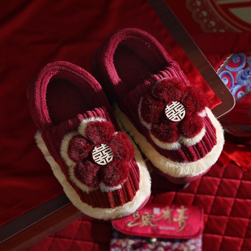 Uniszex béléses beltéri papucs vastag PVC talppal, velúr felsőrésszel, hátsó sarkantyúval; meleg, csúszásmentes, kopásálló; téli–őszi–tavaszi időszakra; talp vastagsága 1.5–3.5 cm; párok számára