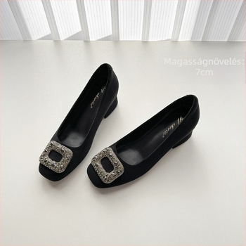 Női velúr cipő négyszögletes orrú, 6–8 cm-es chunky sarkú, slip-on, gumitalp.