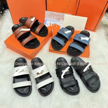 Női platformos szandál hardver díszítéssel, slip-on kialakítás, szintetikus bőr felsőrész, gumi talp, lélegző és kényelmes