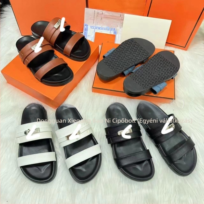 Női platformos szandál hardver díszítéssel, slip-on kialakítás, szintetikus bőr felsőrész, gumi talp, lélegző és kényelmes