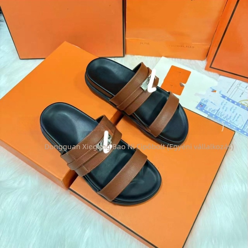 Női platformos szandál hardver díszítéssel, slip-on kialakítás, szintetikus bőr felsőrész, gumi talp, lélegző és kényelmes
