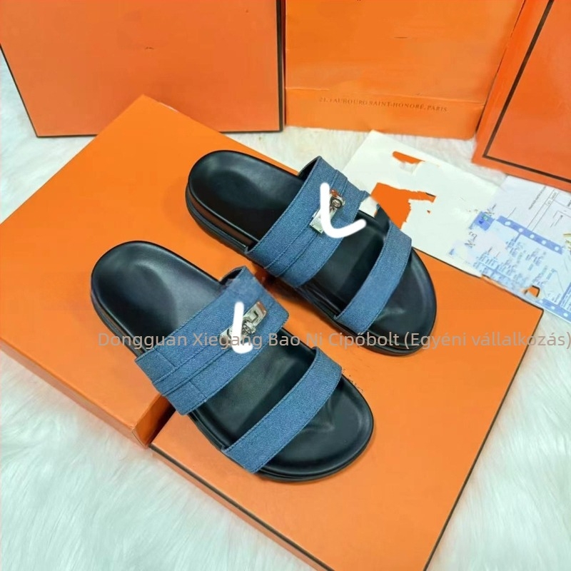 Női platformos szandál hardver díszítéssel, slip-on kialakítás, szintetikus bőr felsőrész, gumi talp, lélegző és kényelmes