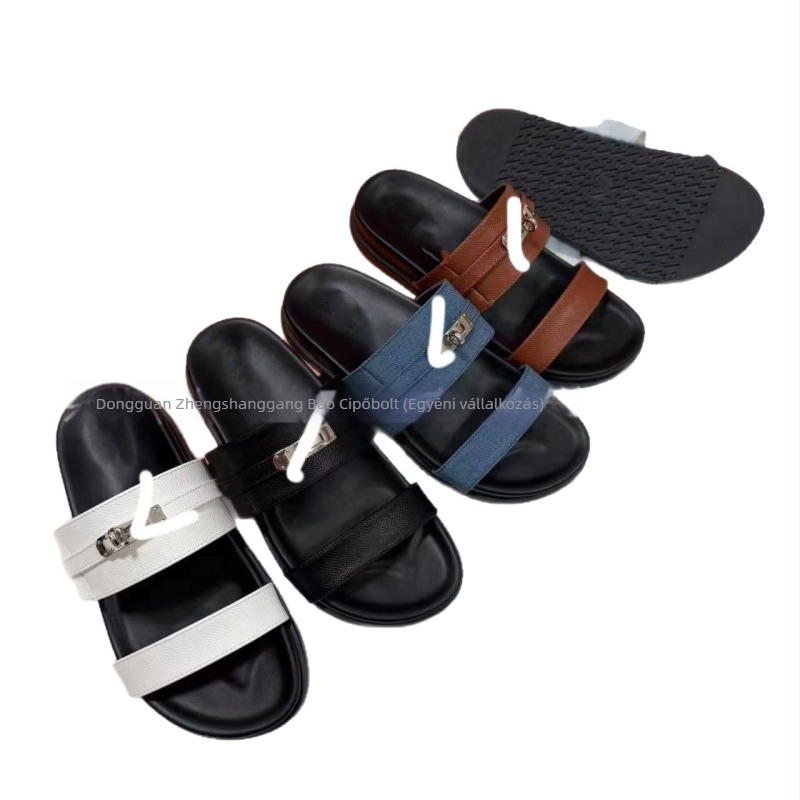 Női platformos szandál hardver díszítéssel, slip-on kialakítás, szintetikus bőr felsőrész, gumi talp, lélegző és kényelmes