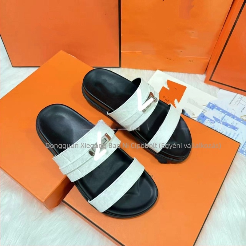 Női platformos szandál hardver díszítéssel, slip-on kialakítás, szintetikus bőr felsőrész, gumi talp, lélegző és kényelmes