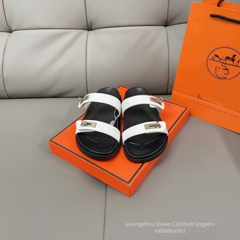 Női lapos szandál fémcsatarral; báránybőr felsőrész; gumitalp; slip-on zárás; lélegző