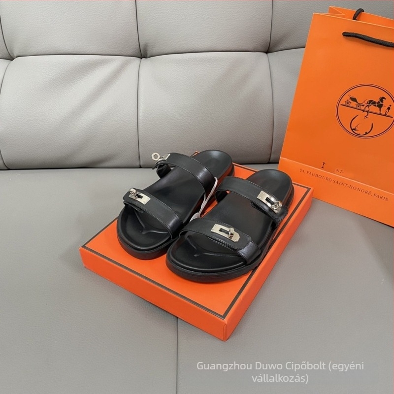 Női lapos szandál fémcsatarral; báránybőr felsőrész; gumitalp; slip-on zárás; lélegző