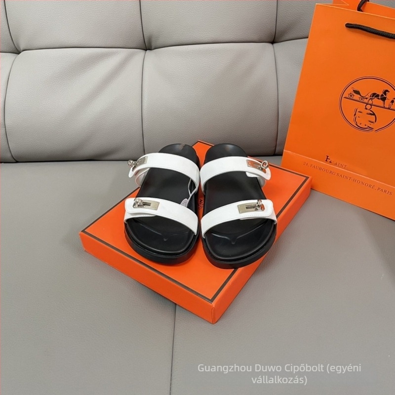 Női lapos szandál fémcsatarral; báránybőr felsőrész; gumitalp; slip-on zárás; lélegző