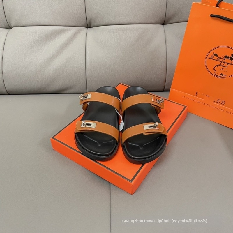 Női lapos szandál fémcsatarral; báránybőr felsőrész; gumitalp; slip-on zárás; lélegző