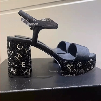 Szatén felsőrészű szandál, körkörös orr, csattal záródó, vastag sarok 8 cm-nél több, gumitalp