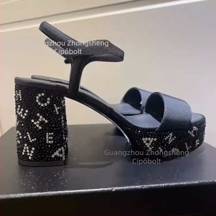 Szatén felsőrészű szandál, körkörös orr, csattal záródó, vastag sarok 8 cm-nél több, gumitalp
