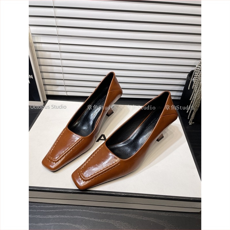 Női slip-on magas sarkú cipő, kerek orrú, PU felsőrész, 6-8 cm vastag sarok, gumi talp