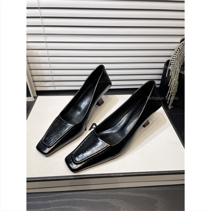 Női slip-on magas sarkú cipő, kerek orrú, PU felsőrész, 6-8 cm vastag sarok, gumi talp