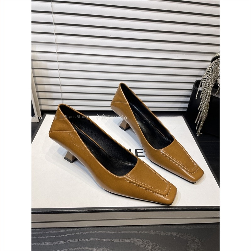 Női slip-on magas sarkú cipő, kerek orrú, PU felsőrész, 6-8 cm vastag sarok, gumi talp