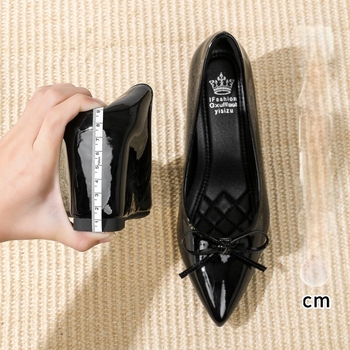 Női cipő hegyes orral, slip-on modell, felső része patent bőr, 6–8 cm sarok, gumitalp