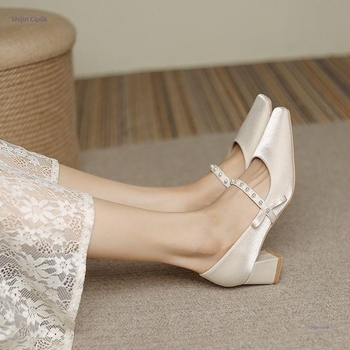 Mary Jane cipő alacsony sarokkal, satin felsőrész, slip-on, egyszínű, gumitalp.