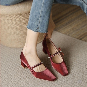 Mary Jane cipő alacsony sarokkal, satin felsőrész, slip-on, egyszínű, gumitalp.