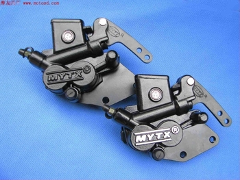 Motorkerékpár hátsó tárcsás fékrendszere integrált pumpával