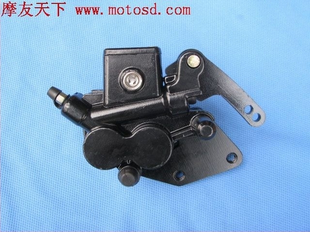 Motorkerékpár hátsó tárcsás fékrendszere integrált pumpával