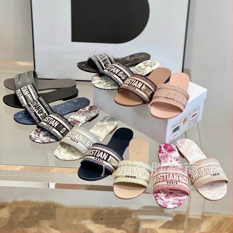 Női egysoros hímzésű lapos papucs – felsőrész báránybőrből, talp gumi, slip-on, lélegző és könnyű